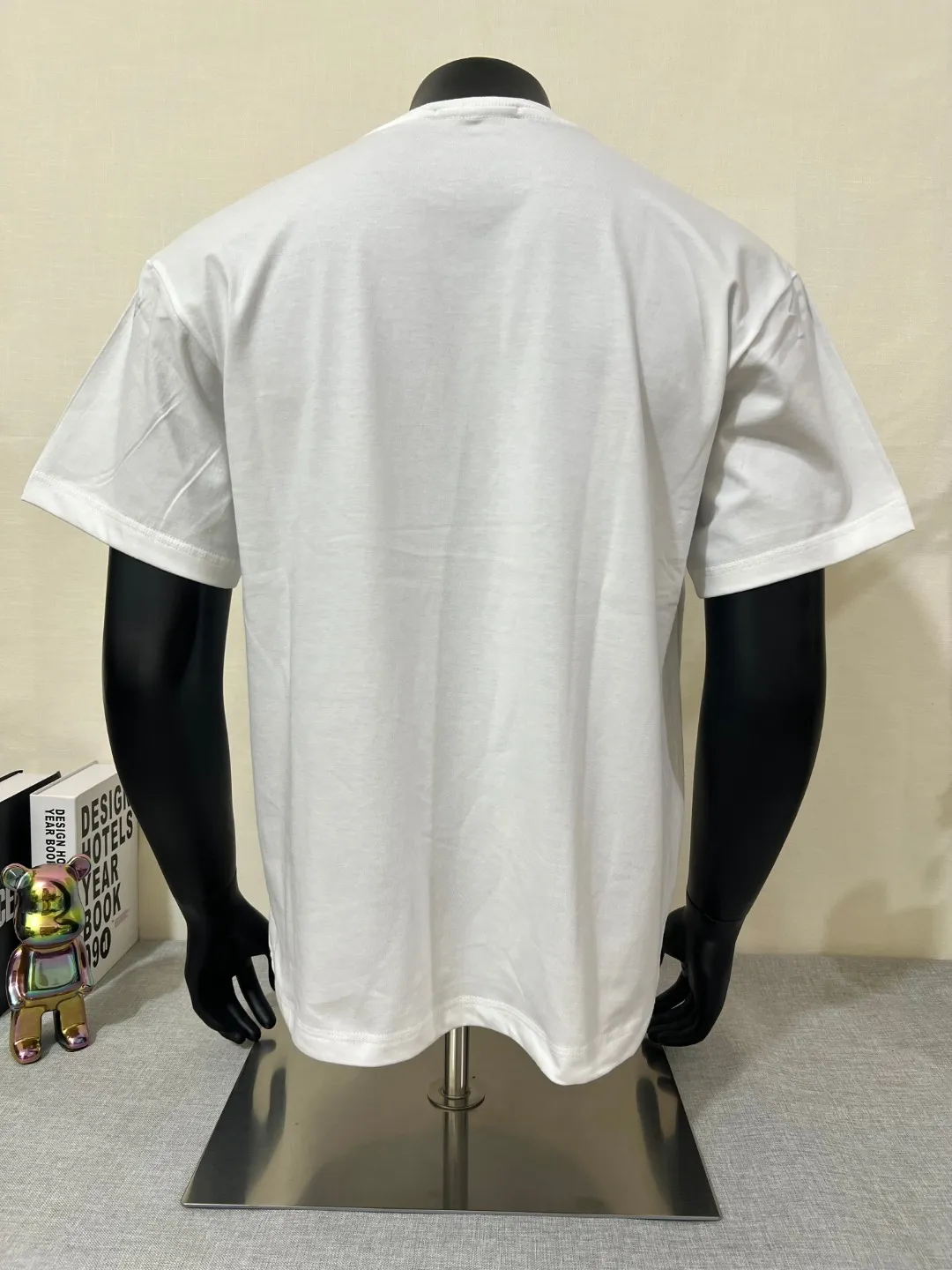 P140 STONE ISLAND top version, differentiated currency, 2025ss official website synchronization, embroidered small label LOGO short-sleeved T-shirt, 64 counts, high density 240g double yarn pure cotton, imported machine embroidered small label, embroidered letters are clean and neat, supports NFC scanning code to enter GW, YB ready-to-wear fabric collar hemming, shoulder bone and tight thread It will not deform after being worn for a long time. It has been washed with high temperature for 4 times. It does not fade, shrink or pill. It is comfortable and stretchable. It is a must-have wardrobe item. Same style for men and women. Five colors: lilac gray, dark gray, white, black, copper brown. Size: XS-L. Maximum L can wear 200 pounds.